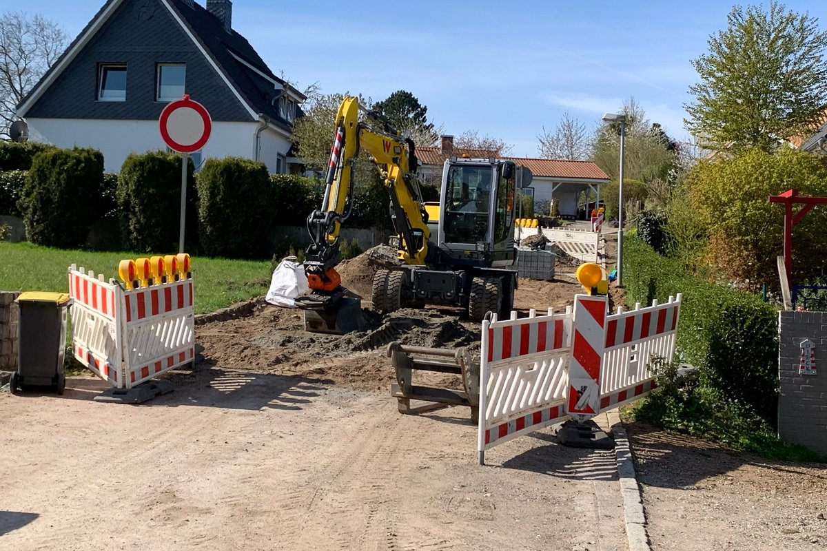 Abgesperrter Sandweg mit Baumaschinen