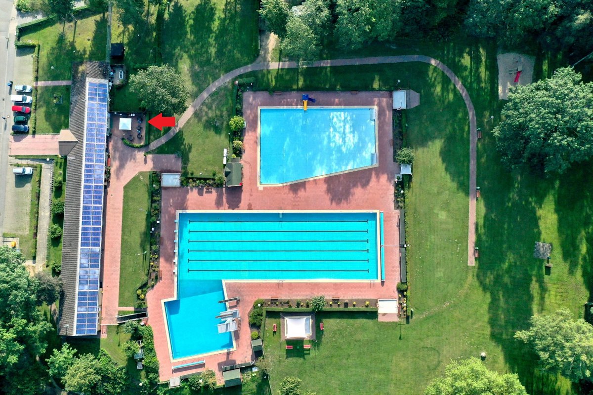 Luftaufnahme des Waldschwimmbades Lensahn mit Markierung des Kiosk-Bereiches
