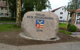 Felsstein mit Lensahn Wappen an der Einfahrt