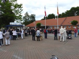 Außenaufnahme Haus der Begegnung mit Personen