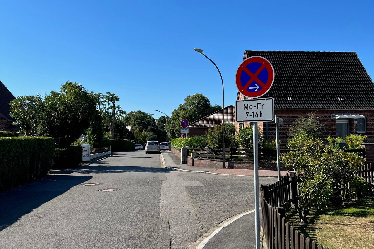 Halteverbotsschild in der Schulstraße Lensahn