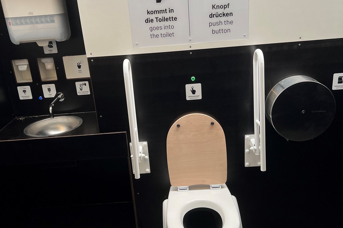 Handwaschbecken und Toilette im Innenraum des öffentlichen WCs