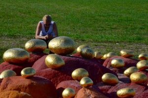 ein Haufen von roten und goldenen Steinen 