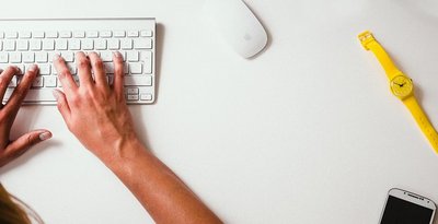 Hände auf einer Tastatur