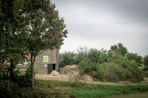 alter Silo mit Baum