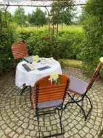 Tisch am Rosenbusch für Außentrauung