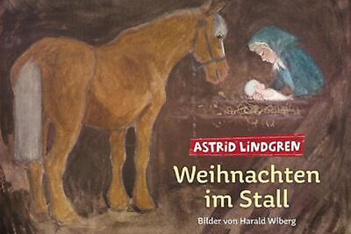 Braunes Pferd steht neben einer Frau, die ein Baby in den Händen hält