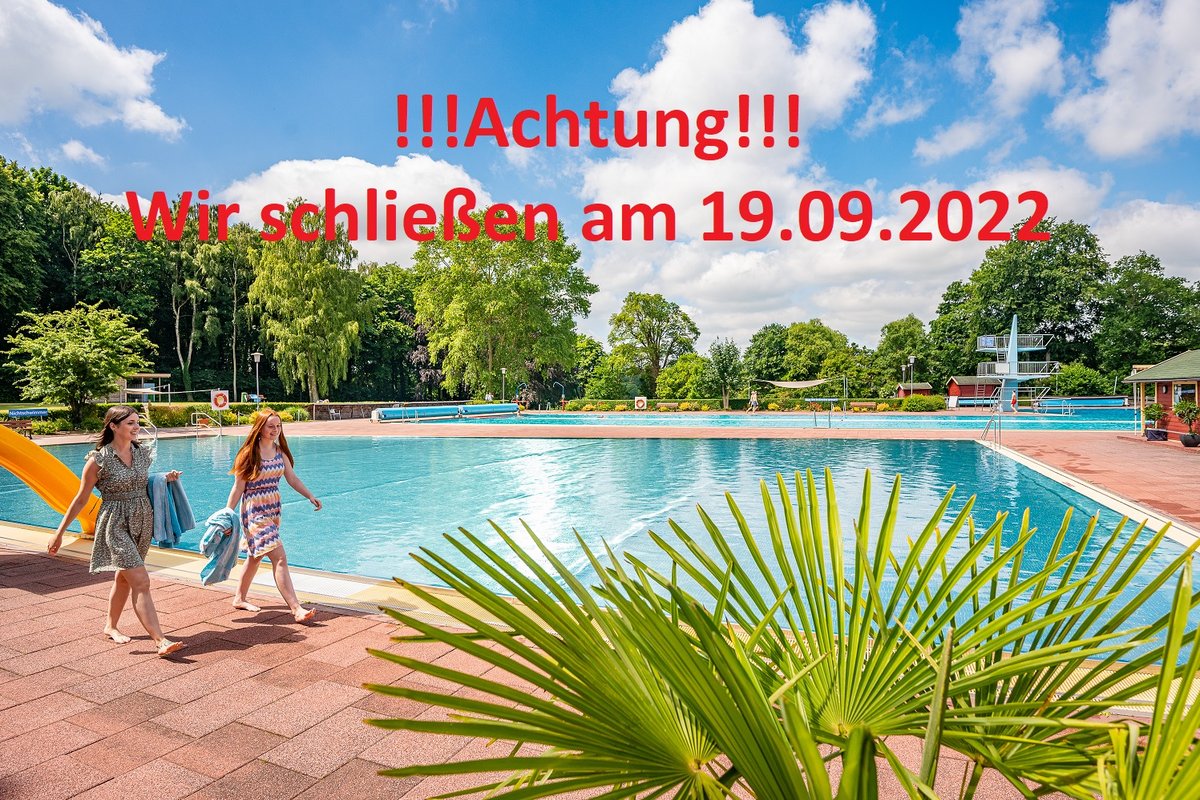 Zwei Frauen laufen am Beckenrand im Waldschwimmbad