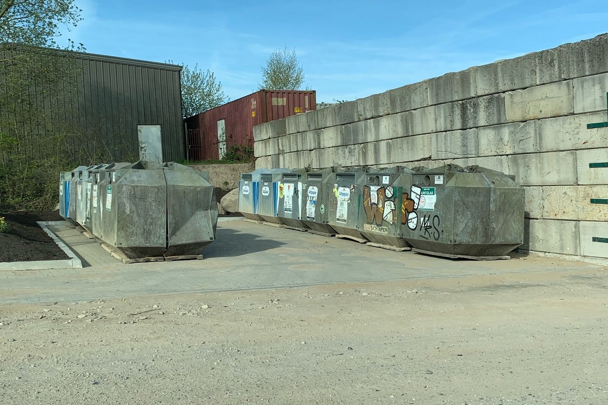 Altglascontainer auf dem Firmengelände Milon