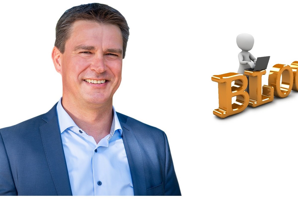 Bürgermeister Michael Robien und kleine 3D Figur mit dem Logo Blog
