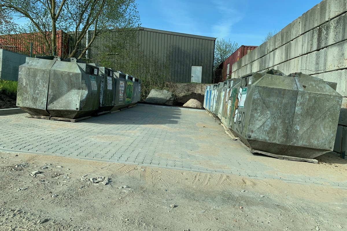 Altglascontainer auf dem Firmengelände Milon