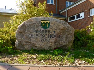 Stein vor dem Treffpunkt Ole School
