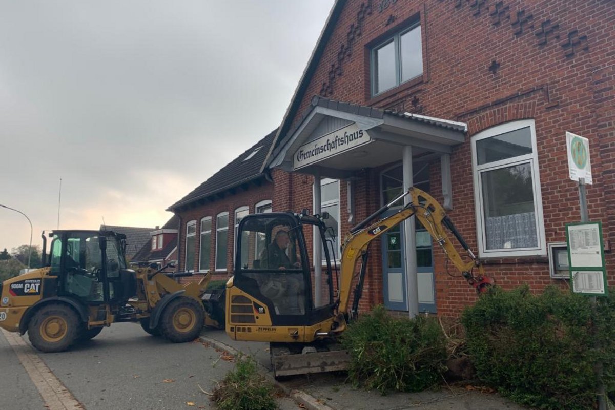 Baggerarbeiten vor dem Gemeinschaftshaus