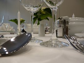 Schön gedeckter Tisch zu einer Feierlichkeit