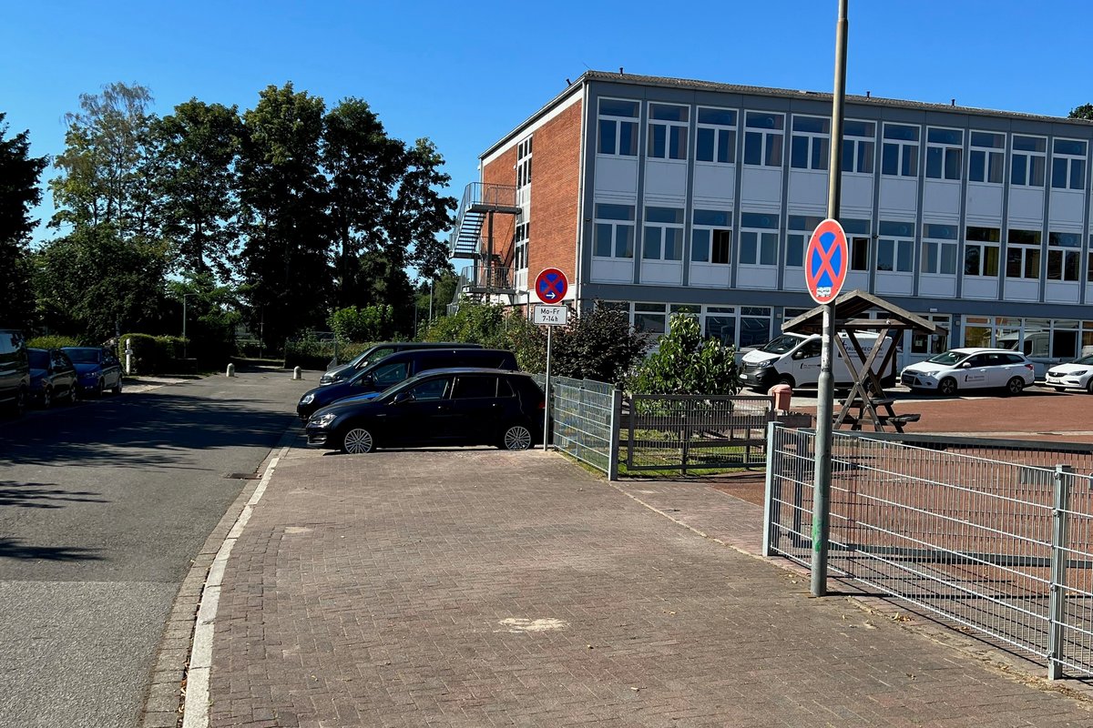 Halteverbotsschild vor dem Schulhof der Grund- und Gemeinschaftsschule Lensahn