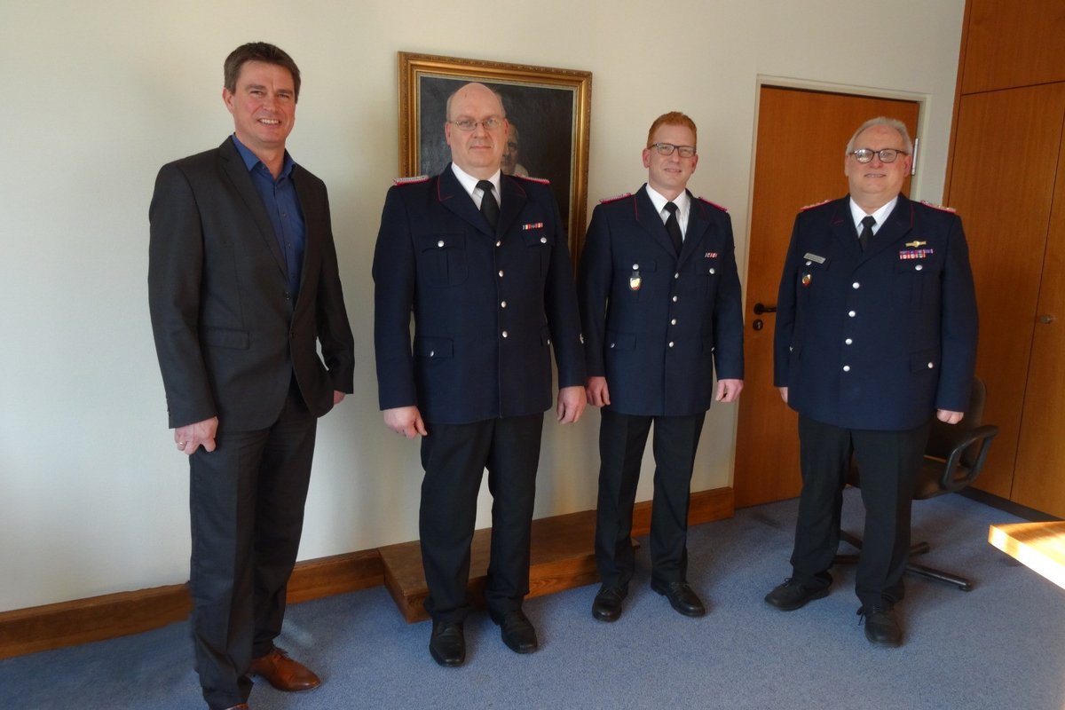 Bürgermeister Michael Robien zusammen mit den Ortswehrführern Junge, Paustian und Bruhn