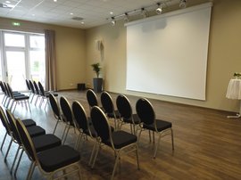 Seminarbestuhlung mit Leinwand