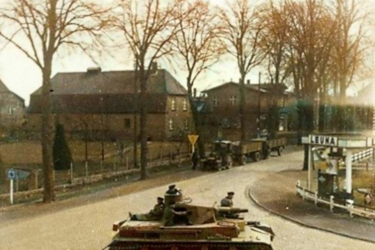 Ein Panzer steht auf der Kreuzung vor der damaligen Tankstelle Grote