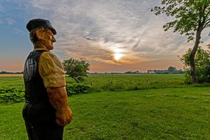 Lebensgroße Figur aus Holz - Landarbeiter