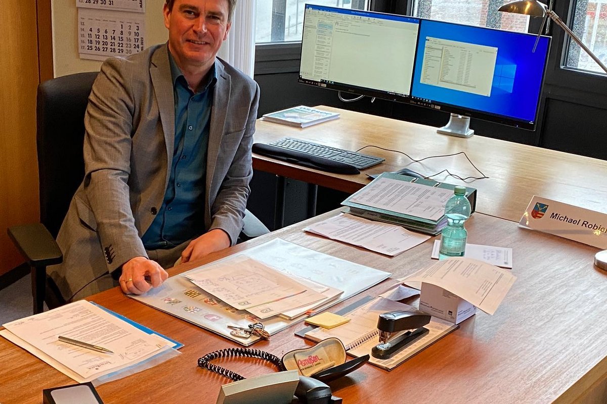 Bürgermeister Michael Robien sitzt am Schreibtisch in seinem Büro im Rathaus