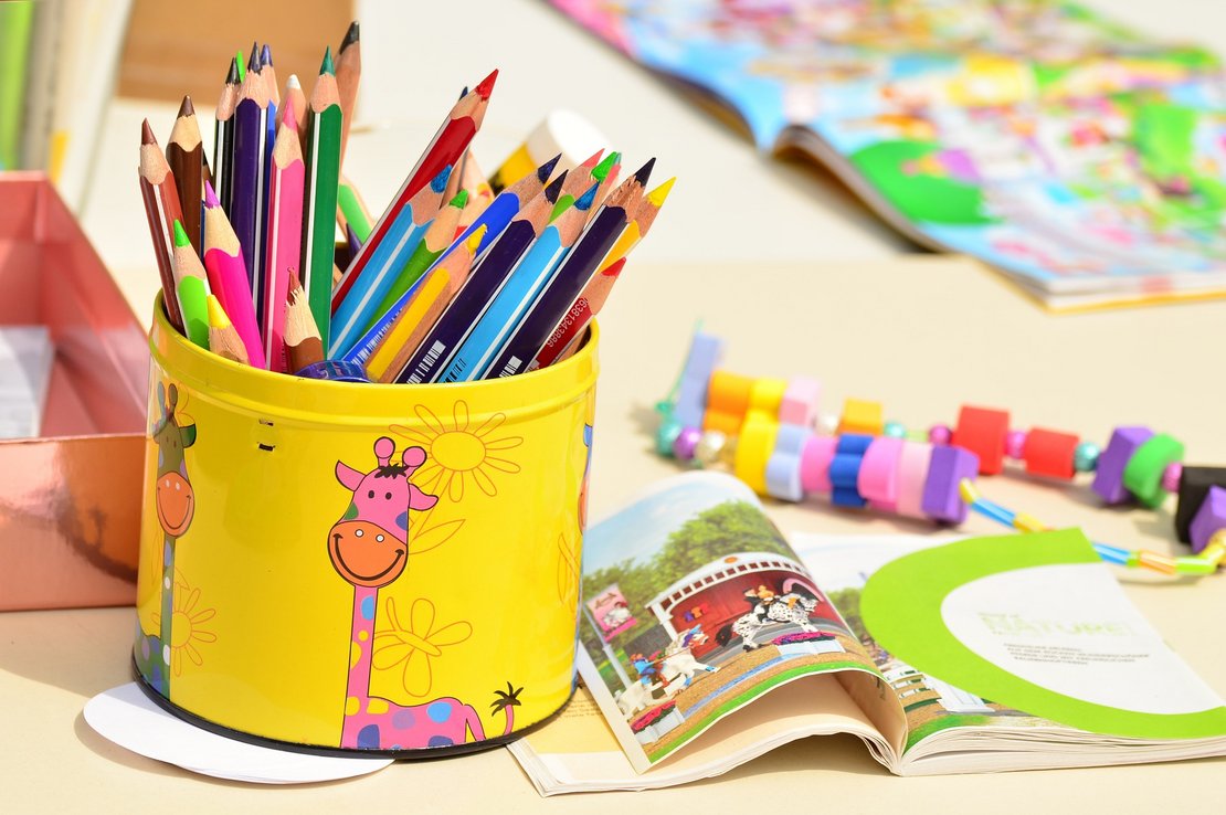 Bunte Dose mit bunten Stiften