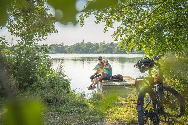 Paar auf dem Steg am Mühlenteich
