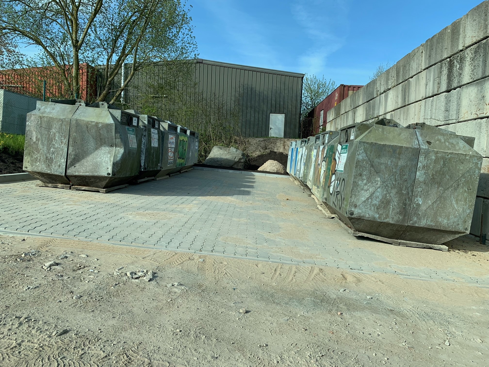 Altglascontainer auf dem Firmengelände Milon