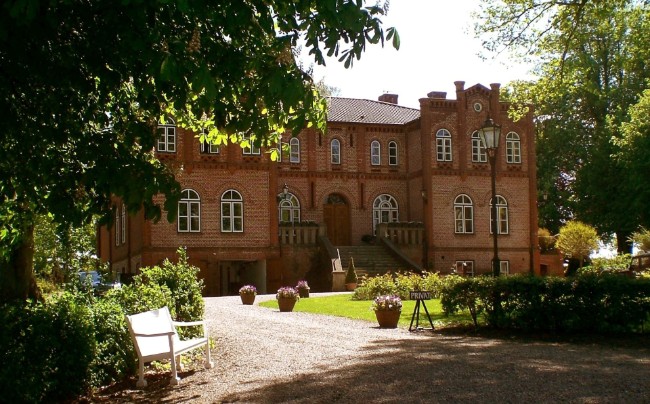 Gutshaus mit Bäumen
