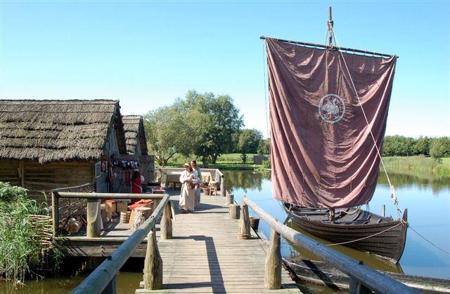 nachgestelltes Wikingerdorf mit Boot